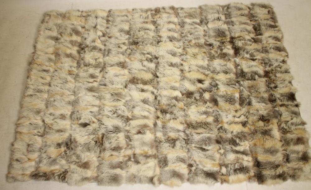 A LARGE SILVER FOX THROW Image