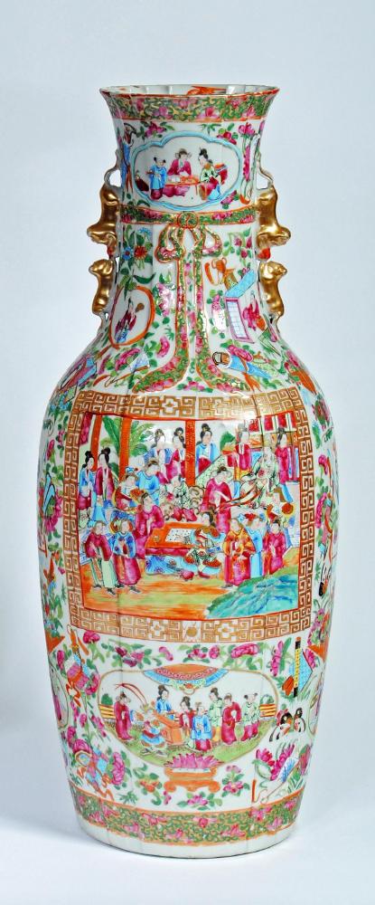 A CANTONESE PORCELAIN VASE Image
