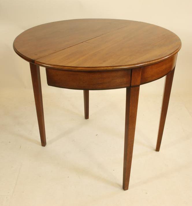 A GEORGIAN MAHOGANY SIDE TABLE Image