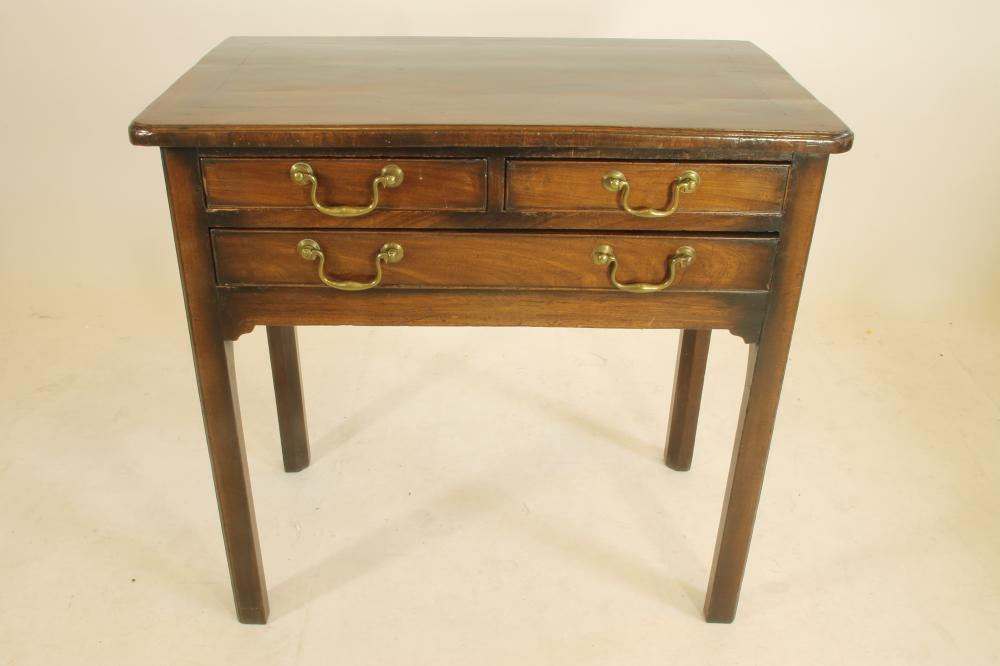 A GEORGIAN MAHOGANY LOW BOY Image