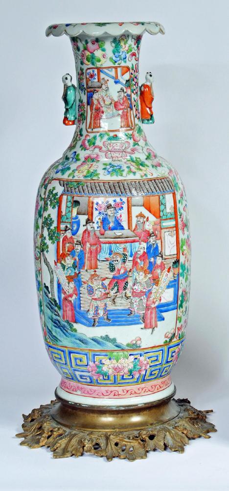 A CANTONESE PORCELAIN VASE Image