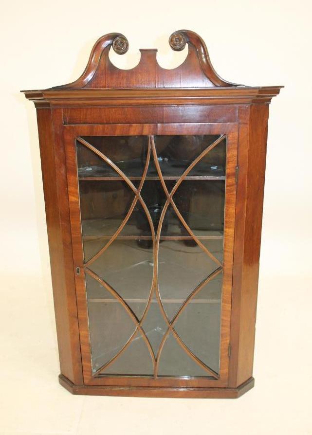 A GEORGIAN MAHOGANY CORNER CUPBOARD Image
