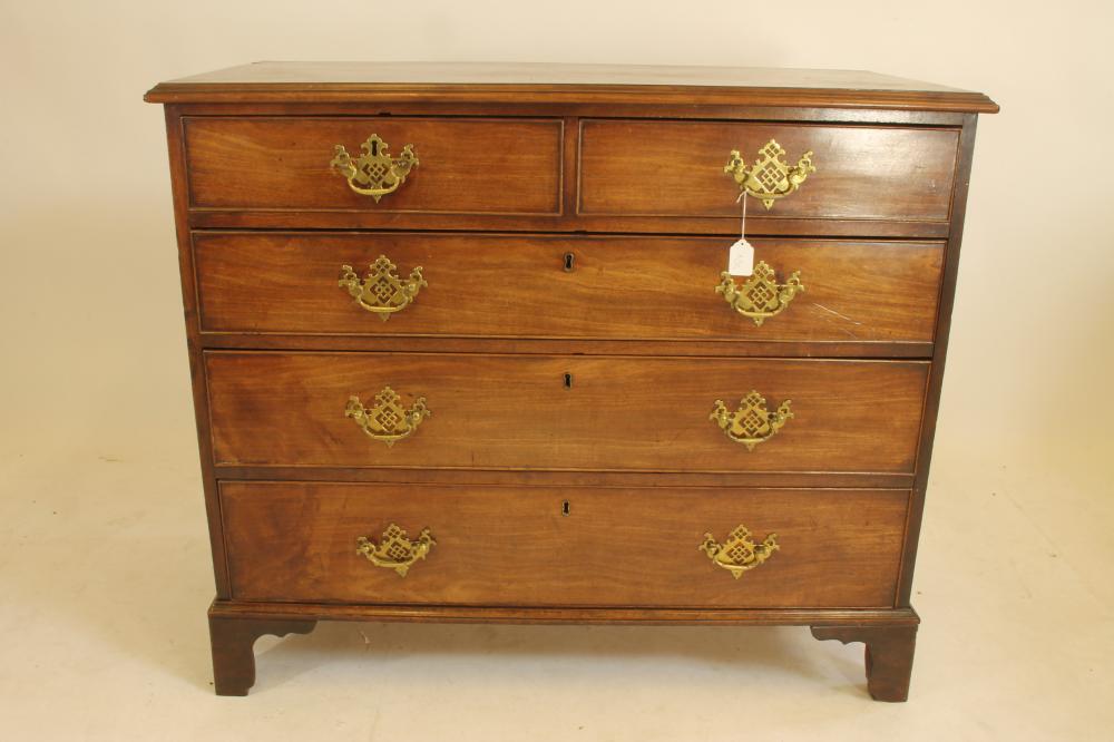A GEORGIAN MAHOGANY CHEST Image