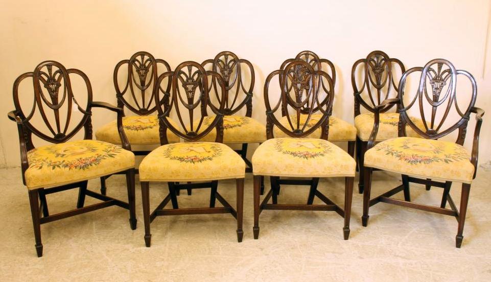 A SET OF EIGHT MAHOGANY DINING CHAIRS Image
