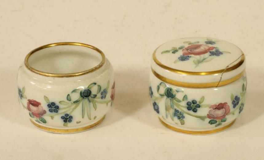 A PAIR OF MACINTYRE MOORCROFT EARTHENWARE MINIATURE POTS AND A COVER Image