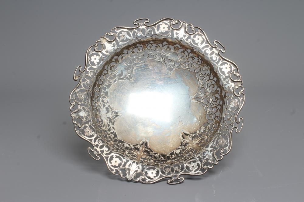 AN EDWARDIAN SILVER LOW PEDESTAL BOWL by Josiah Williams & Co. Image