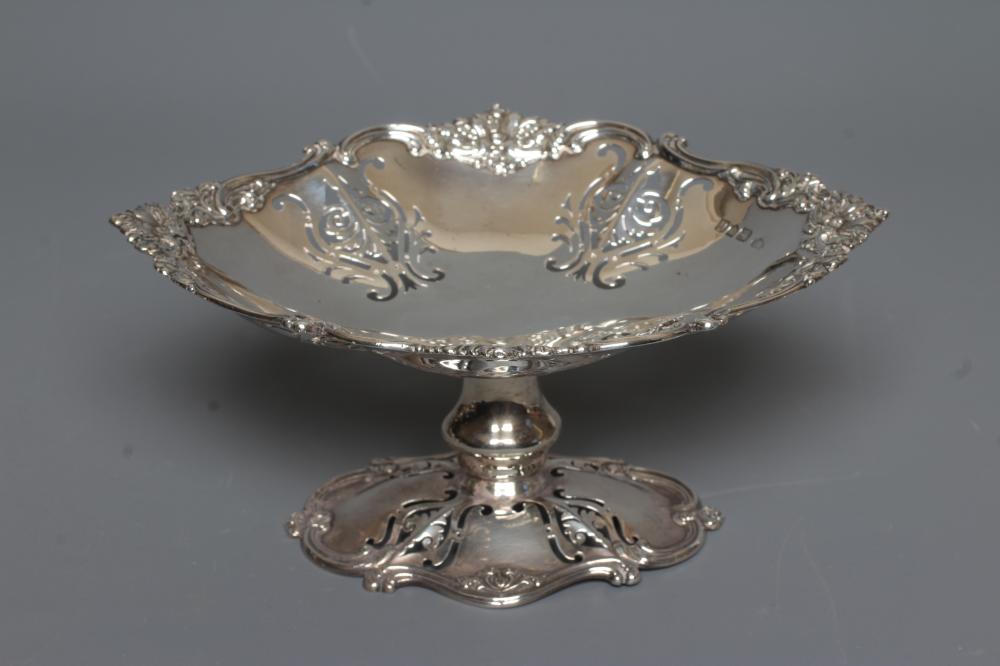AN EDWARDIAN SILVER PEDESTAL DISH by Goldsmith's & Silversmith's Ld. Image