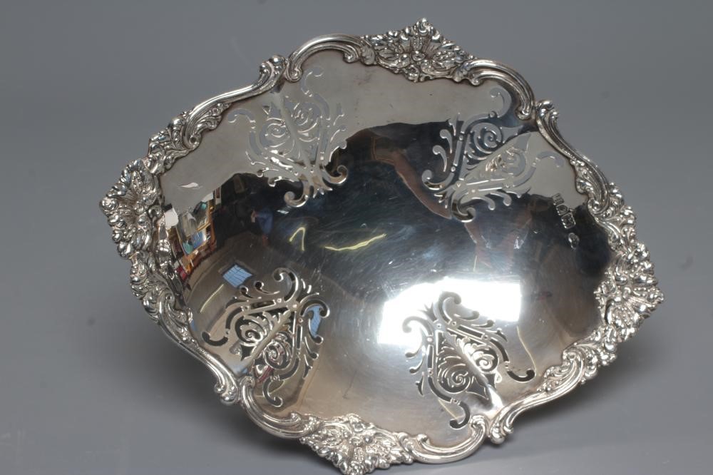 AN EDWARDIAN SILVER PEDESTAL DISH by Goldsmith's & Silversmith's Ld. Image