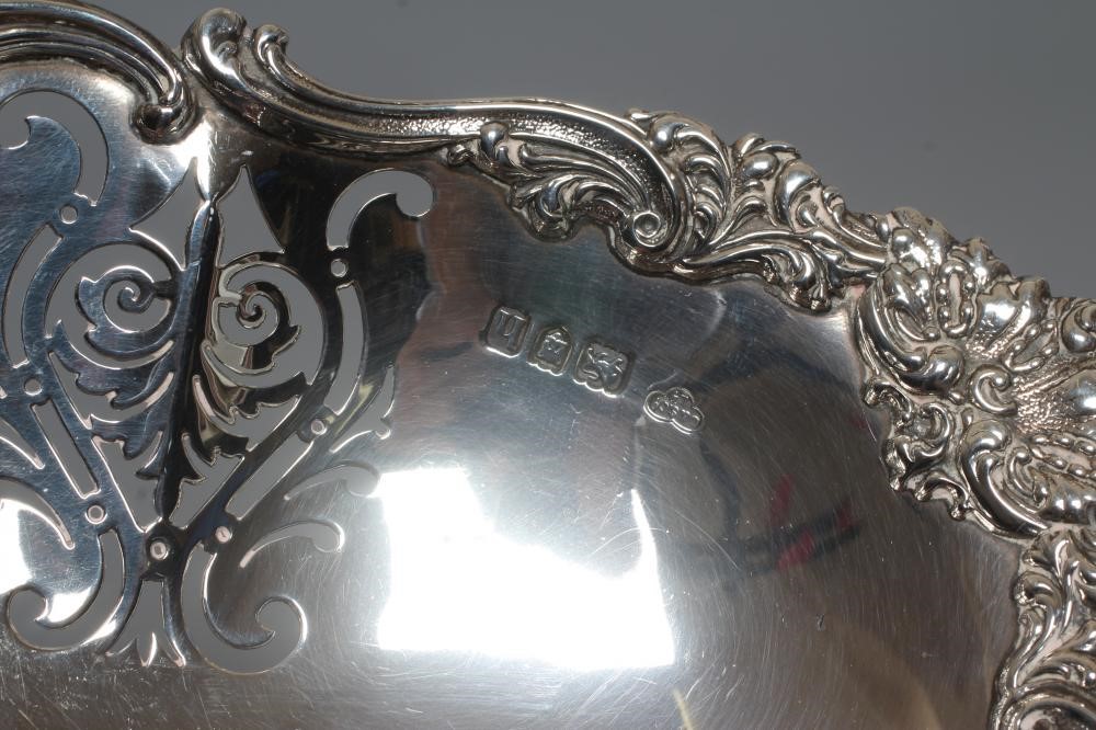 AN EDWARDIAN SILVER PEDESTAL DISH by Goldsmith's & Silversmith's Ld. Image