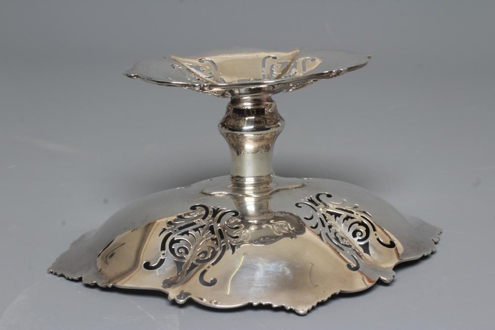 AN EDWARDIAN SILVER PEDESTAL DISH by Goldsmith's & Silversmith's Ld. Image