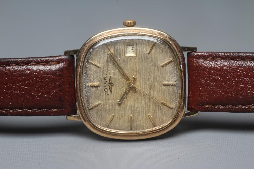 A GENTLEMAN'S 9CT GOLD RETRO ROTARY WRISTWATCH Image