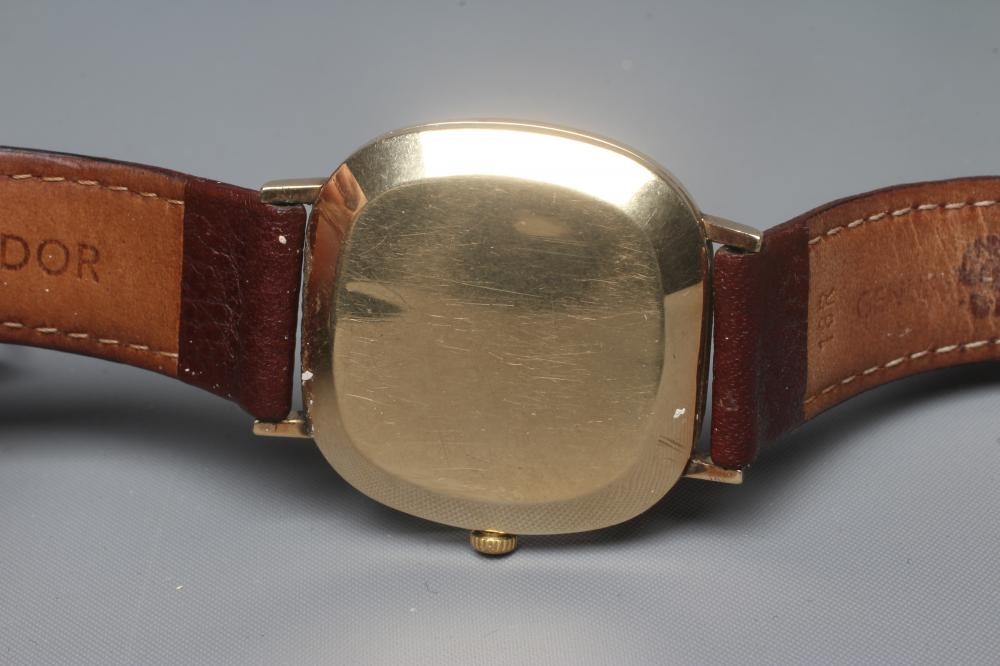 A GENTLEMAN'S 9CT GOLD RETRO ROTARY WRISTWATCH Image