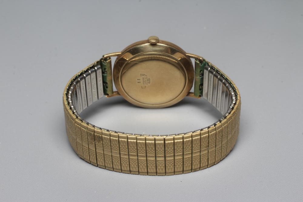 A GENTLEMAN'S 14CT GOLD CRAFTSMAN WRISTWATCH Image