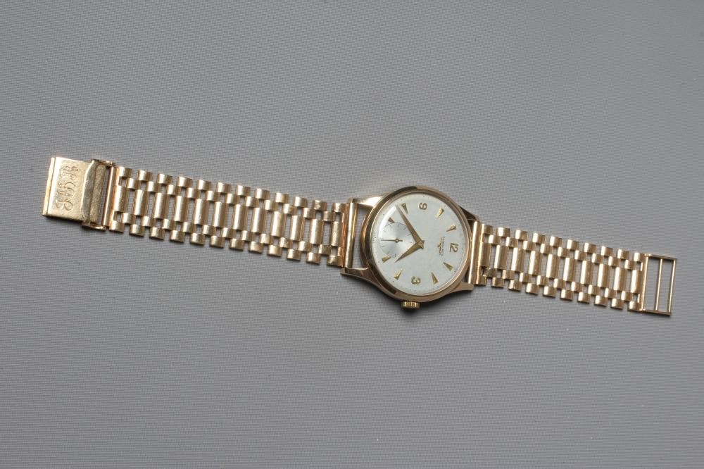 A GENTLEMAN'S 9CT GOLD LONGINES WRISTWATCH Image