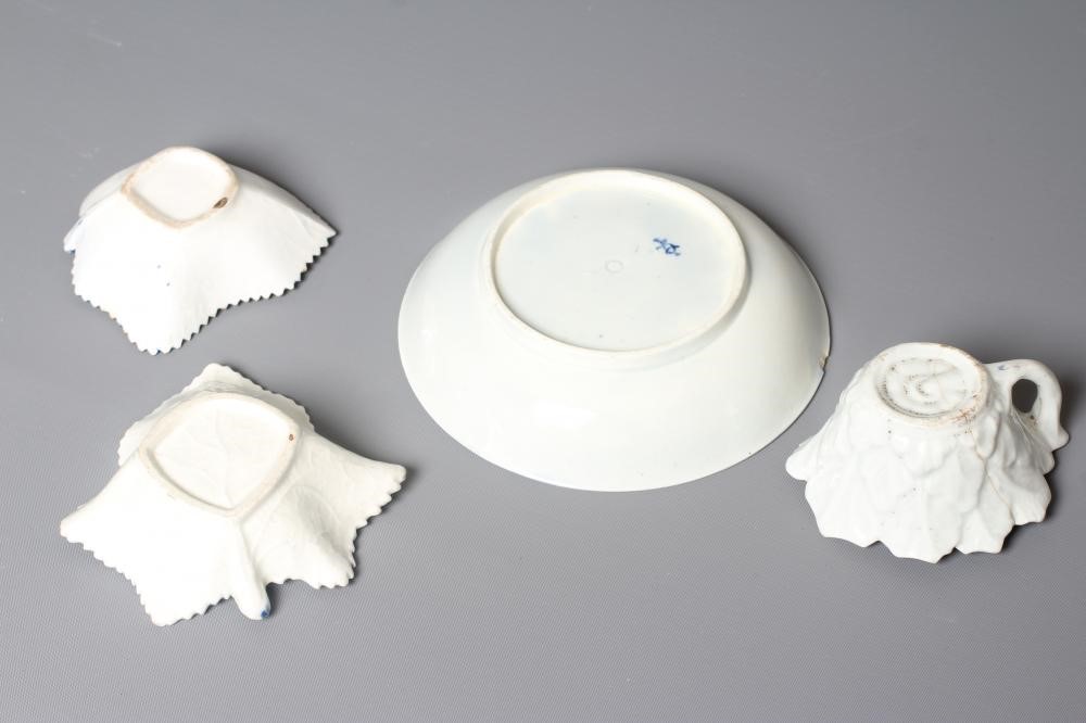 A WORCESTER PORCELAIN MOULDED BUTTERBOAT Image