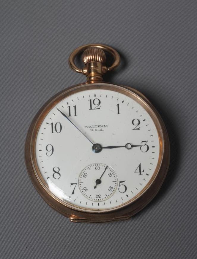 A 9CT GOLD WALTHAM TOP WIND POCKET WATCH Image