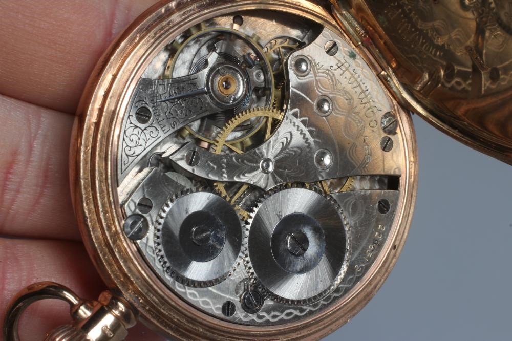 A 9CT GOLD WALTHAM TOP WIND POCKET WATCH Image