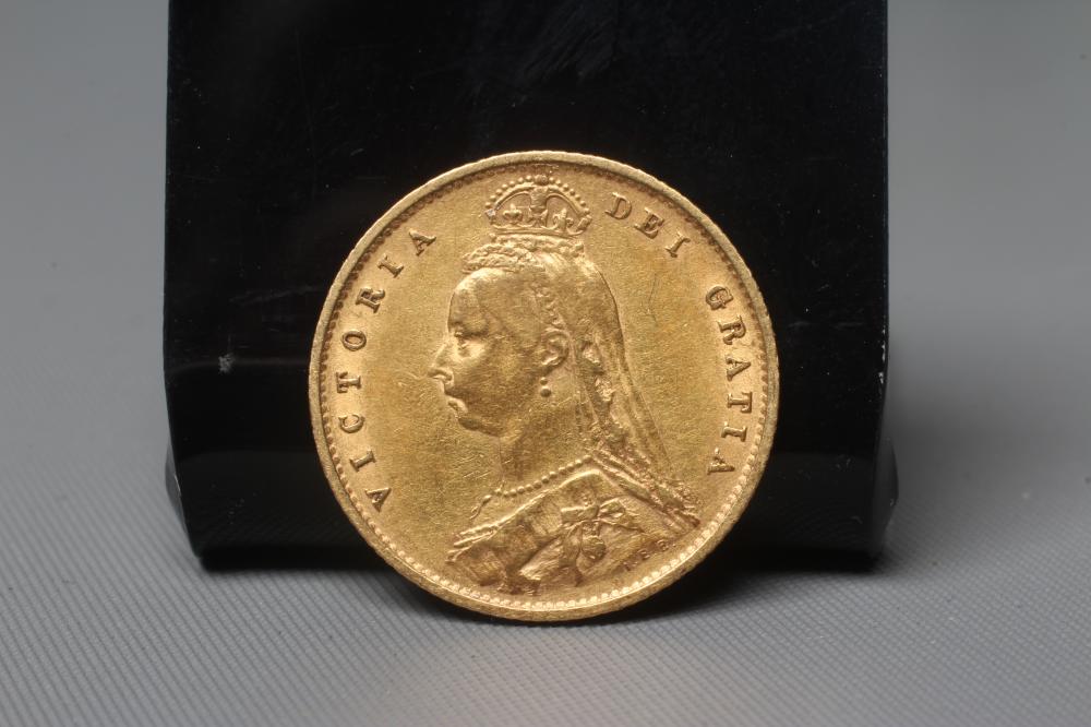 A VICTORIA SHIELD BACK HALF SOVEREIGN, 1890, 3.9g (Est. plus 20% premium) Image