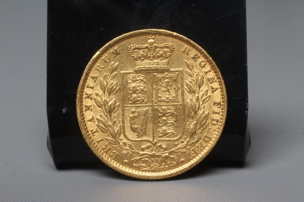 A VICTORIA YH SHIELD BACK SOVEREIGN, 1863, 7.9g (Est. plus 20% premium) Image