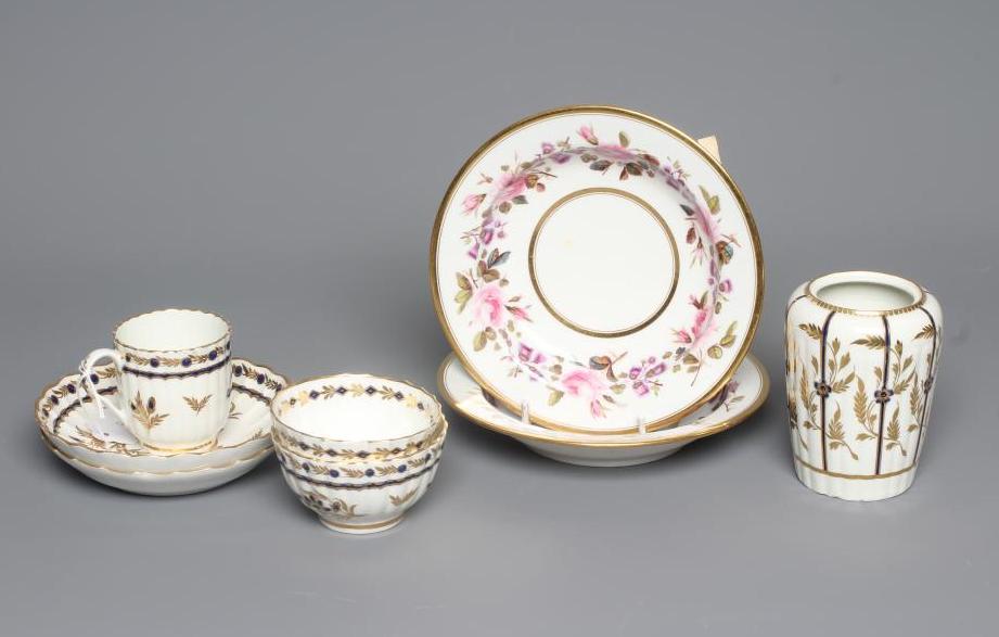 A PAIR OF WORCESTER PORCELAIN TEA BOWLS AND SAUCERS painted in underglaze blue and gilded with Image