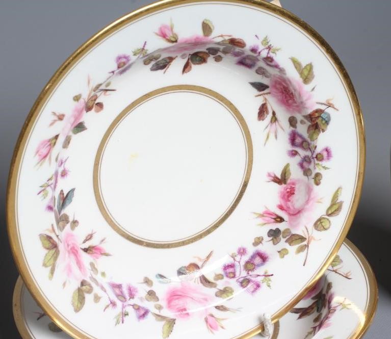 A PAIR OF WORCESTER PORCELAIN TEA BOWLS AND SAUCERS painted in underglaze blue and gilded with Image