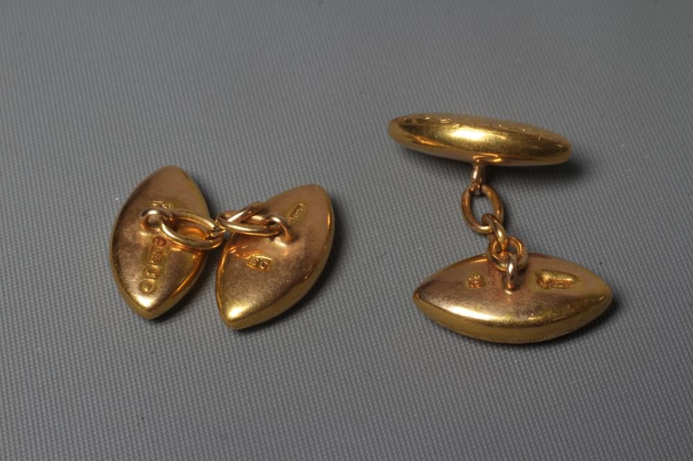 A PAIR OF EDWARDIAN 15CT GOLD CUFFLINKS of eliptical form, bright cut engraved with scrolling Image