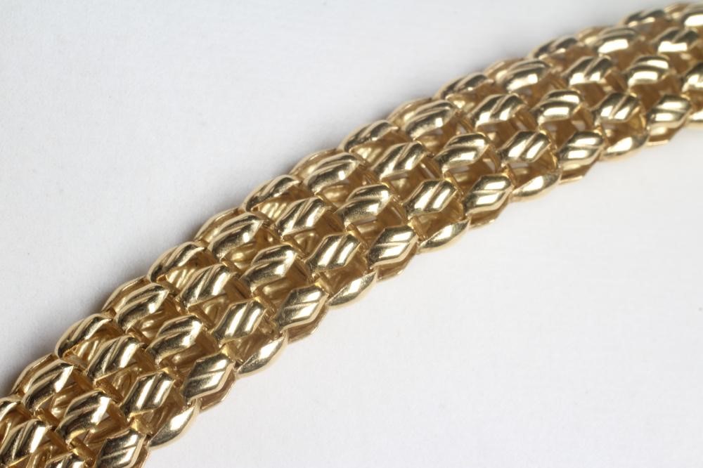 A QUADRI MESH CHOKER, stamped 750 Vincenzi *QUADRI, with slide clasp and safety hook, 53.1g Image