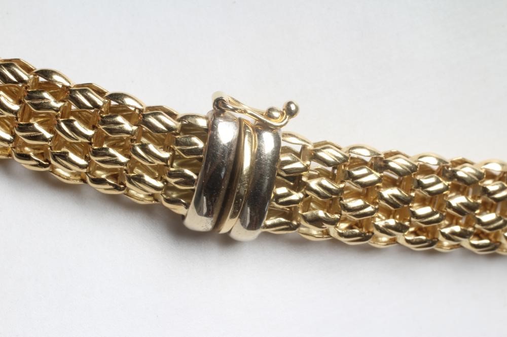 A QUADRI MESH CHOKER, stamped 750 Vincenzi *QUADRI, with slide clasp and safety hook, 53.1g Image