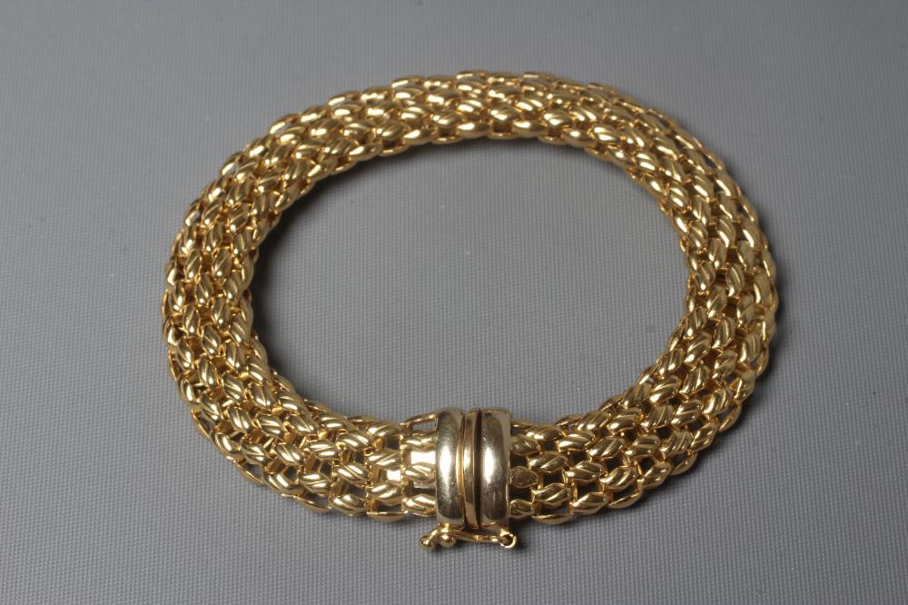 A QUADRI MESH BRACELET TO MATCH THE PREVIOUS LOT, stamped 750 Vincenzi *QUADRI, with slide clasp and Image