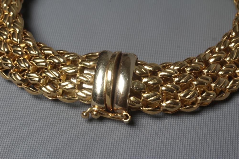 A QUADRI MESH BRACELET TO MATCH THE PREVIOUS LOT, stamped 750 Vincenzi *QUADRI, with slide clasp and Image