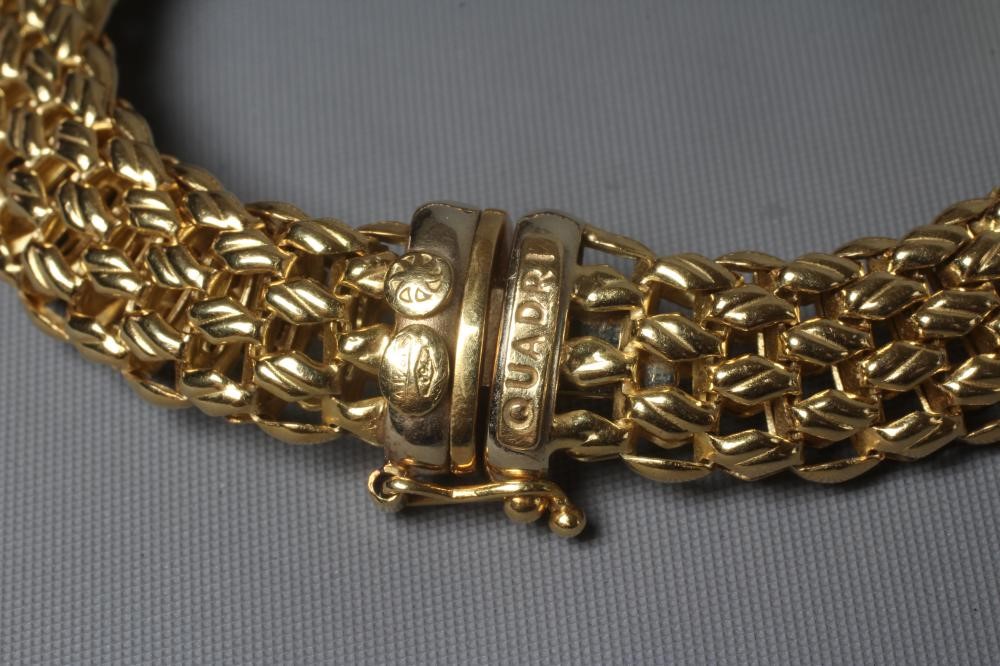 A QUADRI MESH BRACELET TO MATCH THE PREVIOUS LOT, stamped 750 Vincenzi *QUADRI, with slide clasp and Image