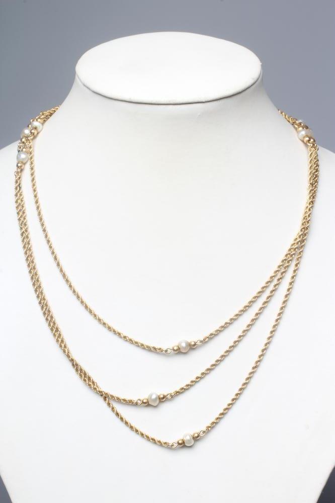 AN EDWARDIAN TRIPLE ROPE TWIST CHAIN NECKLACE Image