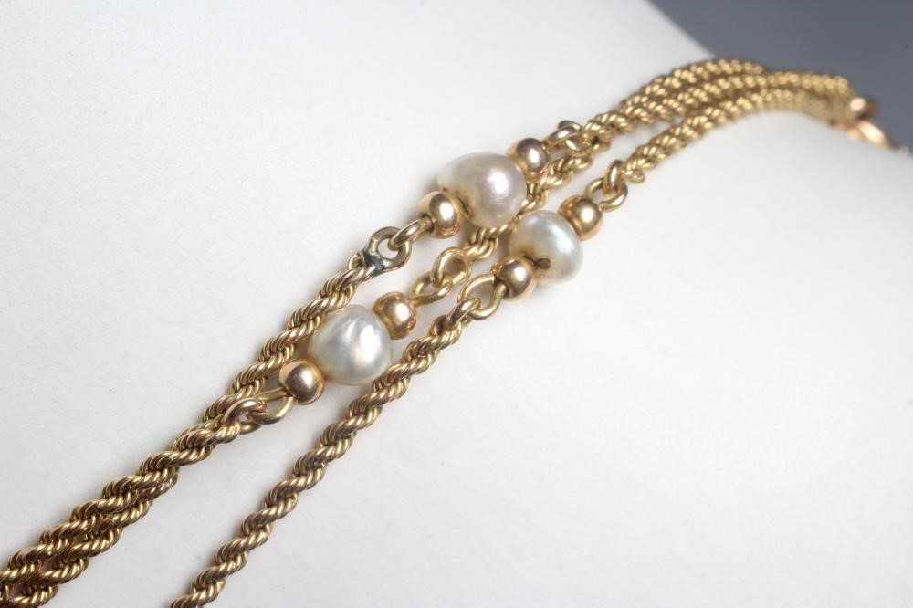 AN EDWARDIAN TRIPLE ROPE TWIST CHAIN NECKLACE Image