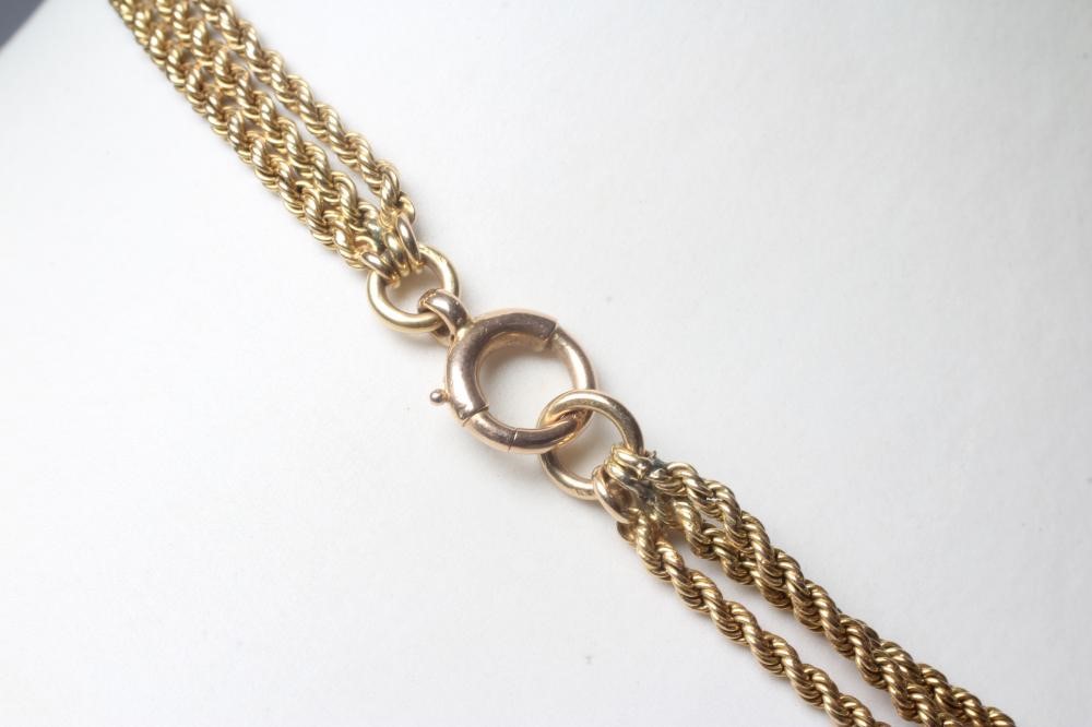 AN EDWARDIAN TRIPLE ROPE TWIST CHAIN NECKLACE Image