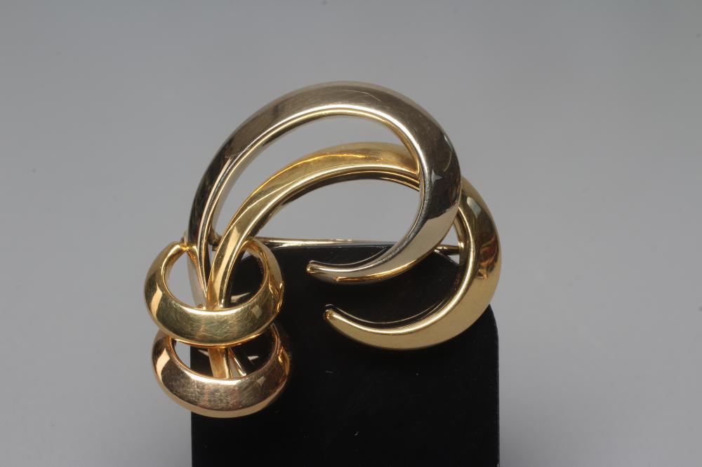 AN ITALIAN 18CT GOLD DOUBLE SWIRL BROOCH, applied plaque stamped 750/*89/VR, 7.9g (Est. plus 24% Image