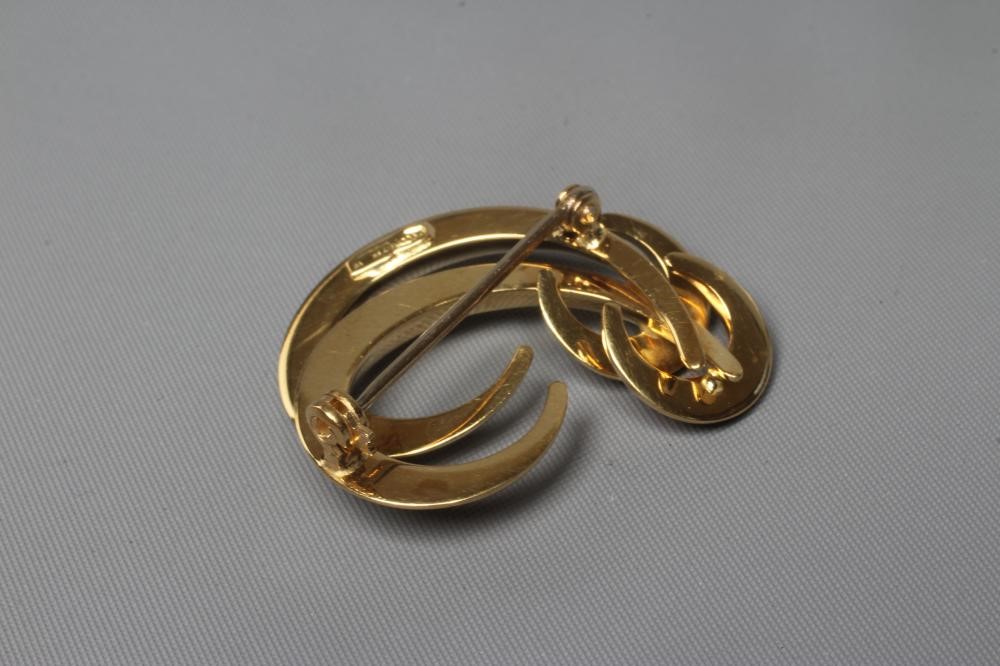 AN ITALIAN 18CT GOLD DOUBLE SWIRL BROOCH, applied plaque stamped 750/*89/VR, 7.9g (Est. plus 24% Image