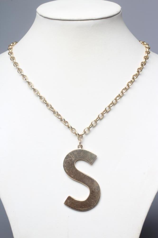 A LARGE INITIAL S PENDANT, tested to 14ct gold but unmarked, fixed to a 9ct gold belcher link chain Image