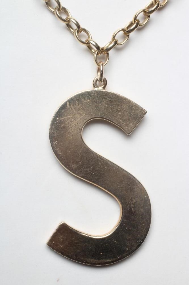 A LARGE INITIAL S PENDANT, tested to 14ct gold but unmarked, fixed to a 9ct gold belcher link chain Image
