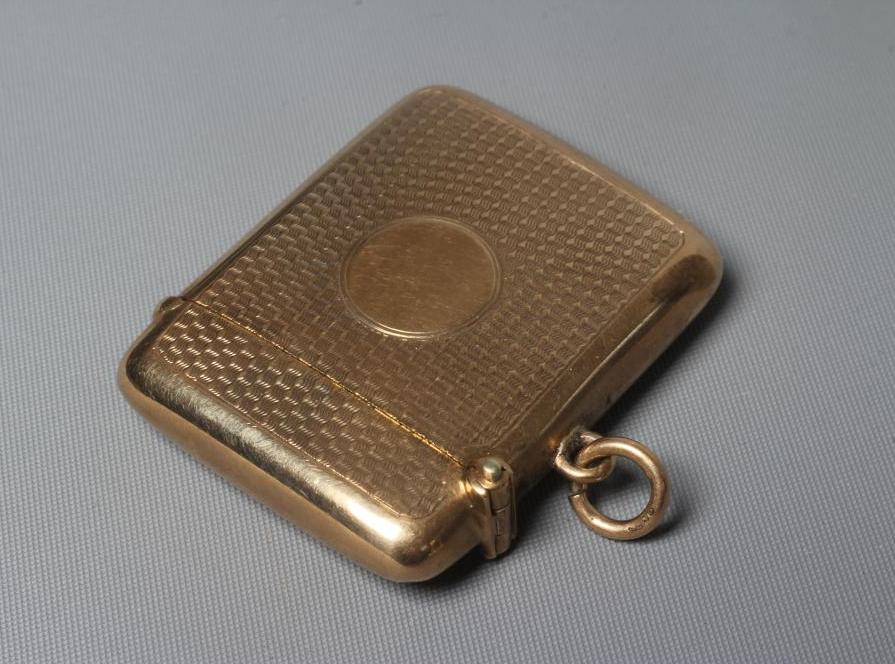 A GEORGE V 9CT GOLD VESTA CASE by Henry Matthews Image