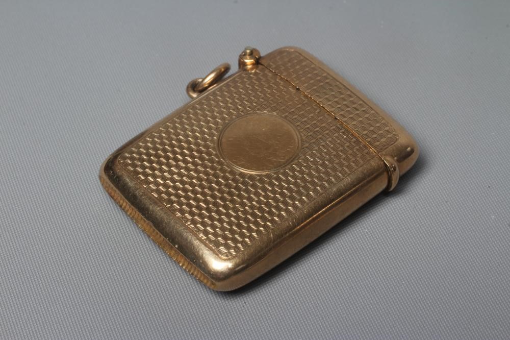 A GEORGE V 9CT GOLD VESTA CASE by Henry Matthews Image