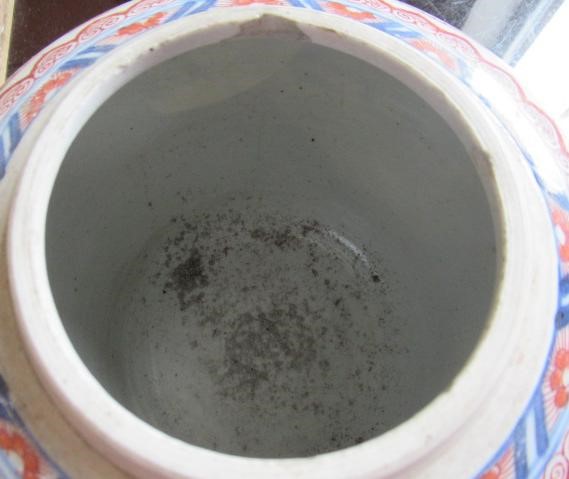 A CHINESE IMARI PORCELAIN JAR painted in underglaze blue and over painted in iron red and burnt Image