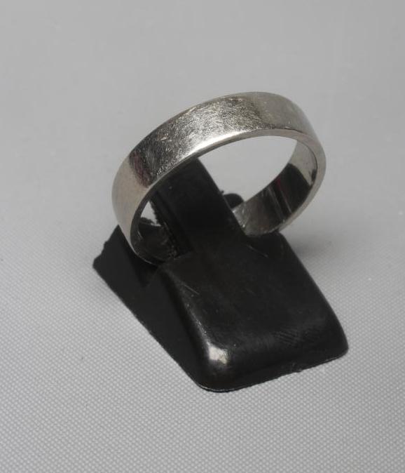 A PLATINUM WEDDING RING, Sheffield 2001, sponsor London United, 6.2g, size P (Est. plus 24% premium Image