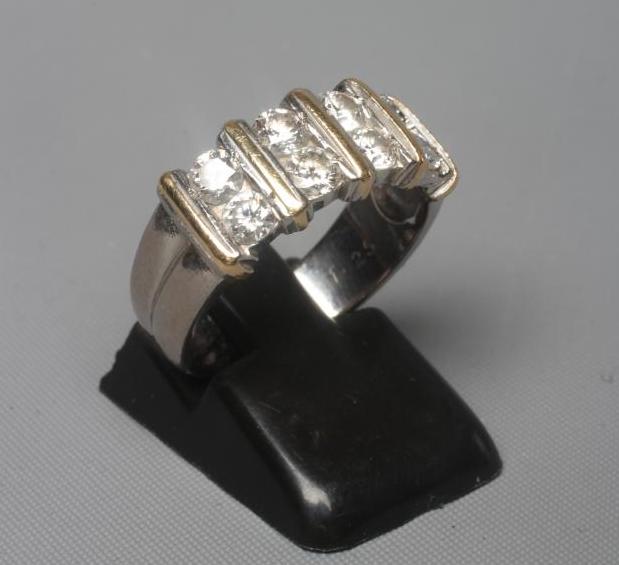 AN EIGHT STONE DIAMOND RING Image
