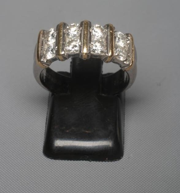 AN EIGHT STONE DIAMOND RING Image