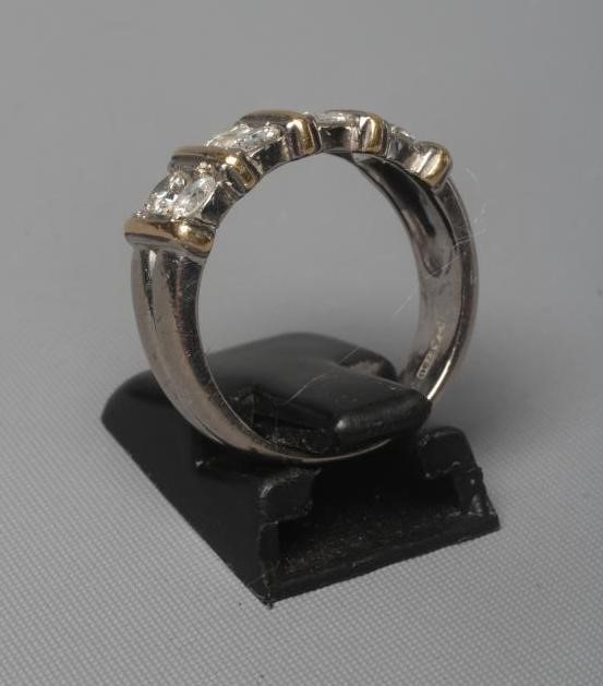 AN EIGHT STONE DIAMOND RING Image