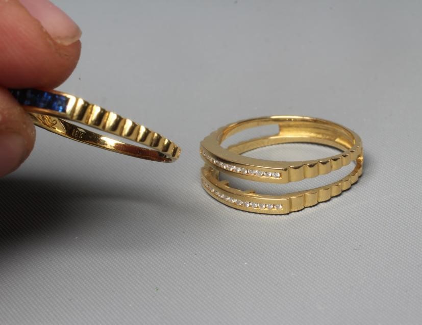 A MULTI-GEM STACKING RING Image