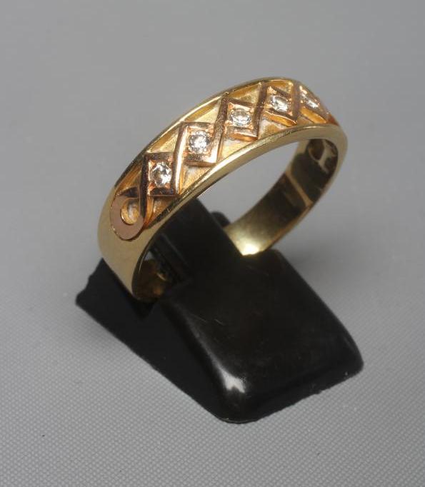 A GENTLEMAN'S DIAMOND HALF HOOP ETERNITY RING Image