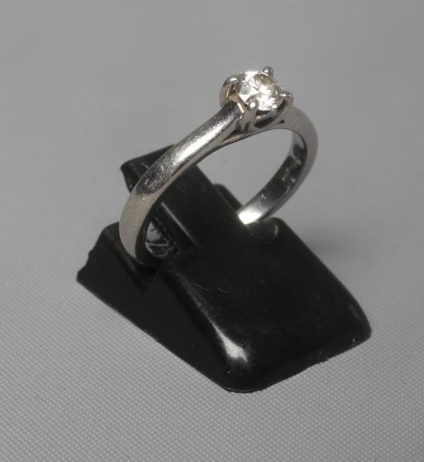 A SOLITAIRE DIAMOND RING, the brilliant cut stone of approximately 0.25cts claw set to a plain Image