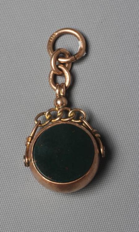 AN EDWARDIAN 9CT GOLD SWIVEL FOB set with a circular polished cornelian and bloodstone, Birmingham Image
