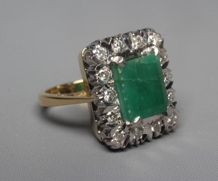 AN EMERALD AND DIAMOND CLUSTER RING Image